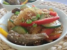  쌀 국수로 만든 국수 볶음(Stir-..