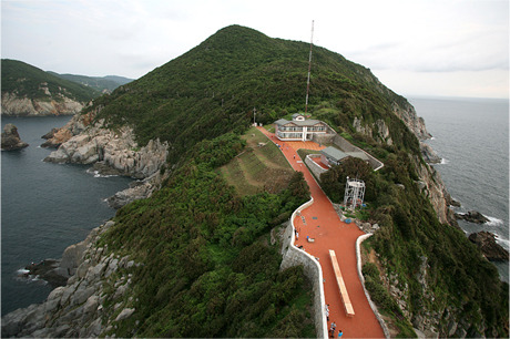 2개의 등대가 조화로운 섬, 거문도