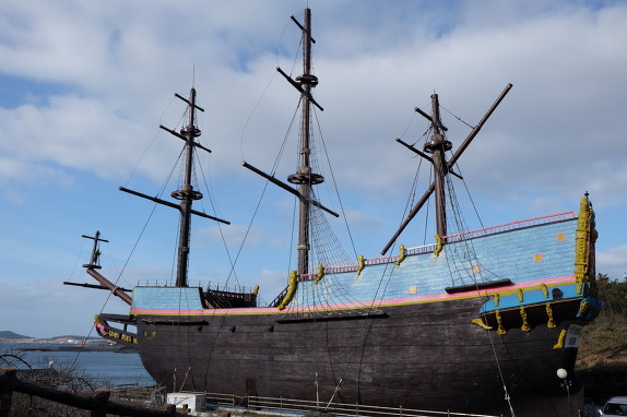 [제주도]제주 해안도로 드라이브 코스(5)(사계해안도로;산방산(보문사,산방굴사)--<이중섭거리--<서귀포항--<하멜기념관, 용머리해안 지질(2015.3.4