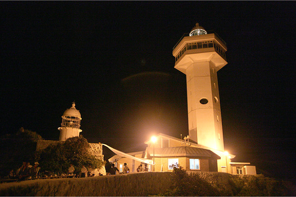 2개의 등대가 조화로운 섬, 거문도