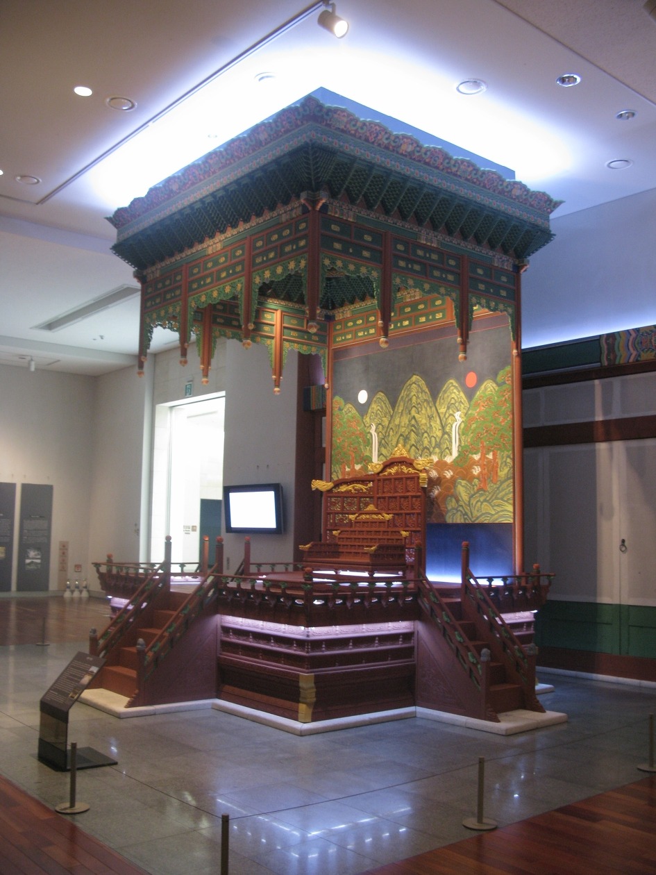 2011년 8월 17일, 경복궁 근정전 닫집, 어좌, 일월오봉병풍(마한유민 원고), 큐레이터와의 대화