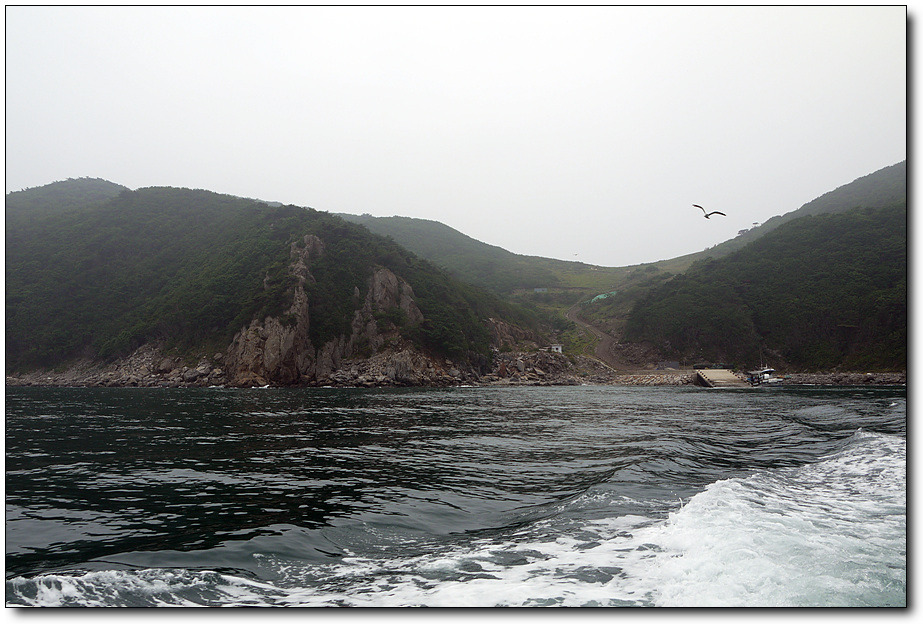 선미도등대 가는 길은 모노레일위를 걸어야 한다