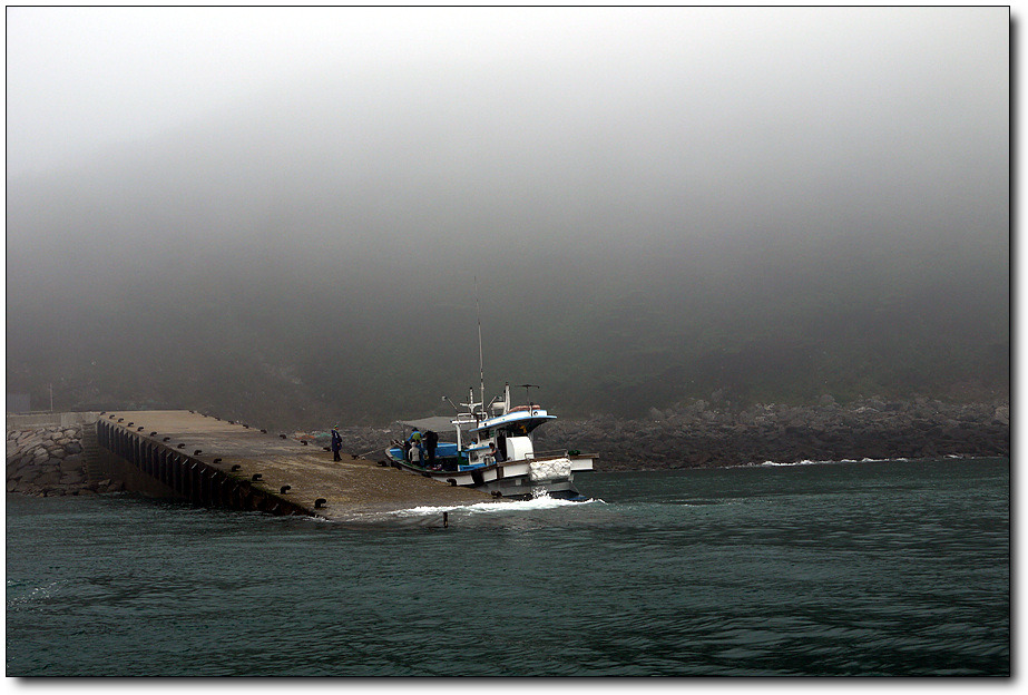 선미도등대 가는 길은 모노레일위를 걸어야 한다
