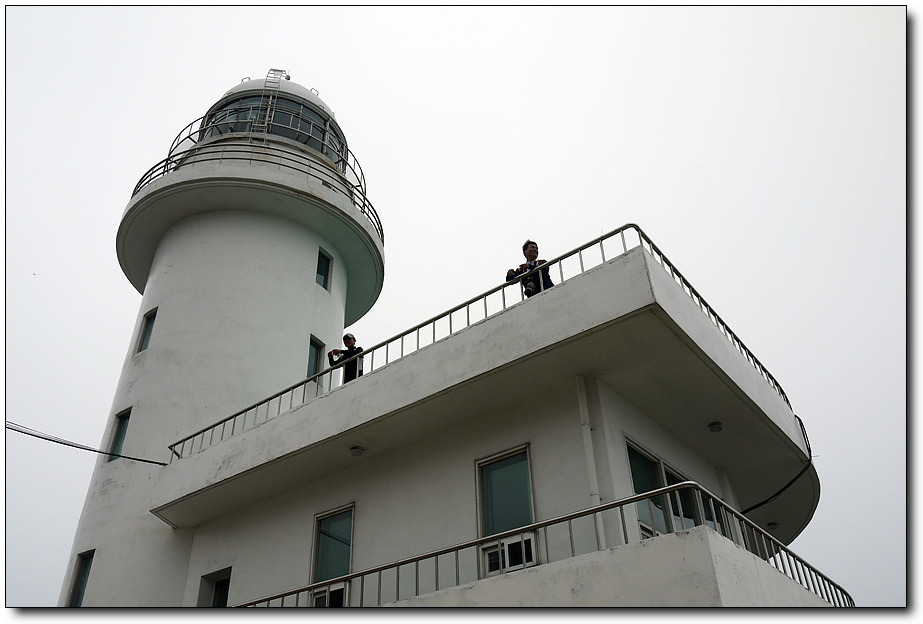 선미도등대 가는 길은 모노레일위를 걸어야 한다