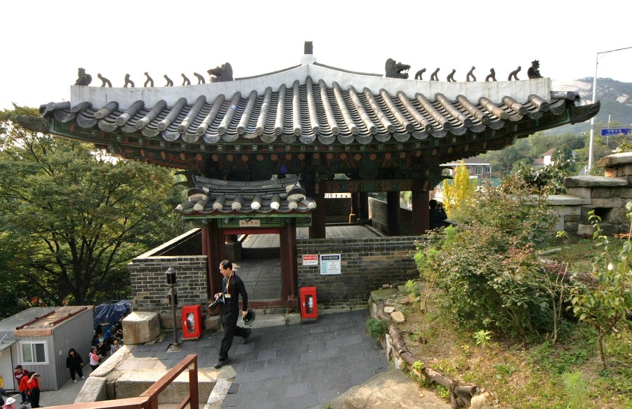 인조반정군은 통과,1.21무장공비는 퇴치한 역사의 현장 창의문(자하문)