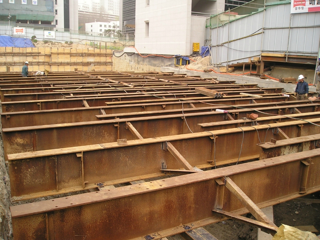 흙막이 가시설 6. 복공판설치 - (4) X브레싱 설치