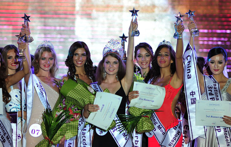 싼야에서 열린 국제 해양 문화 축제에 참석한 요트 모델 선발대회 참가자들.