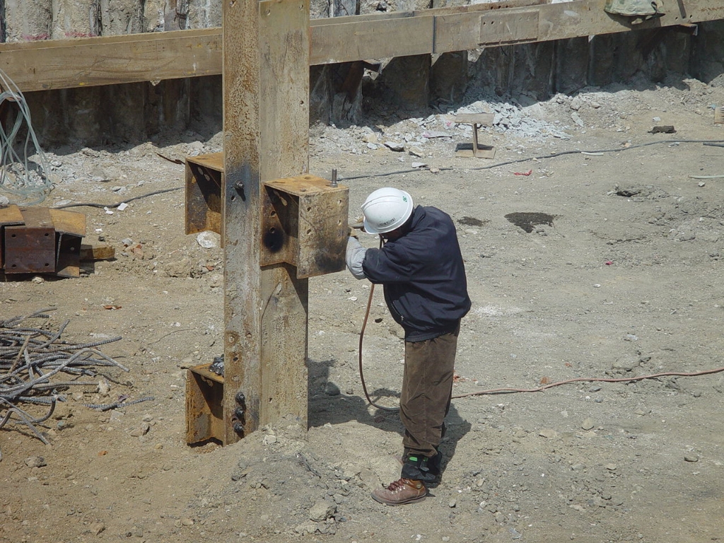 흙막이 가시설 6. 복공판 설치 - (1) 피스 브라켓 설치