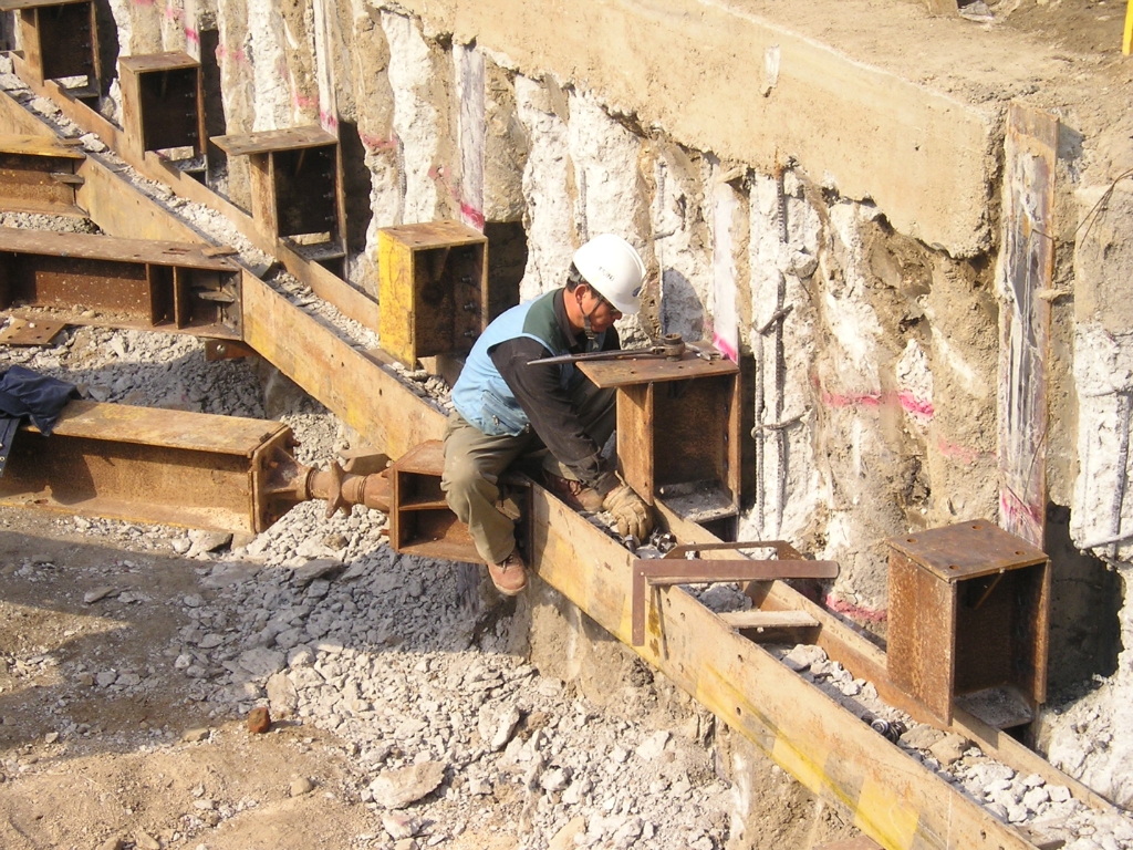 흙막이 가시설 6. 복공판 설치 - (1) 피스 브라켓 설치