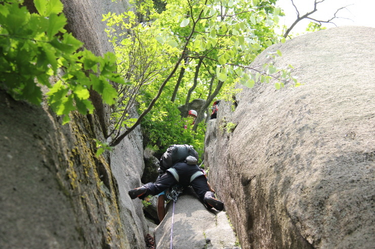 제34기 정규반 5주차 우이암/침니 등반시에는 항상 스테밍을 잊지...