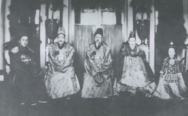 순정효황후 (윤비마마)께 새배 드리던 어린시절.