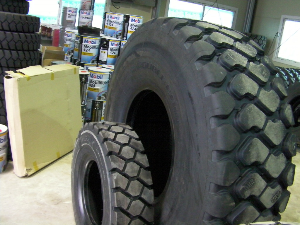 더블 코인 타이어 봐주세요. 저번에 사진이 안 예쁘내요. ㅋㅋㅋ - 더블코인 장착 중장비사진 - 타이어 솔루션