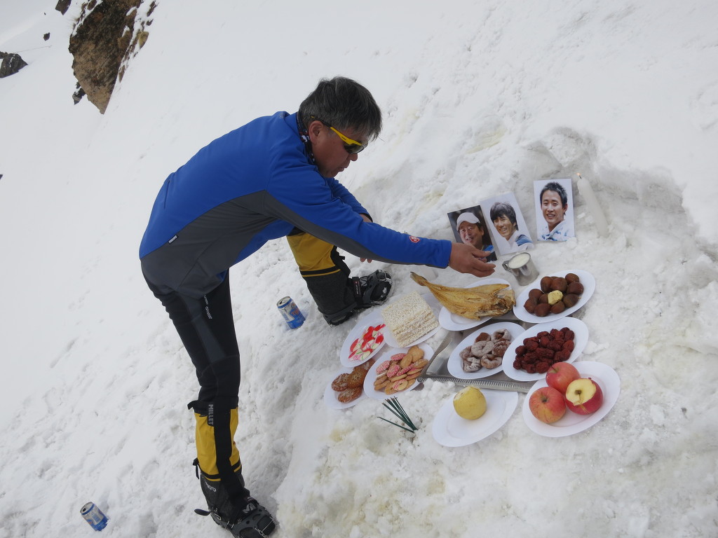 안나푸르나 남벽 아래서 고 박영석 대장,강기석, 신동민대원의 제를 올리다..