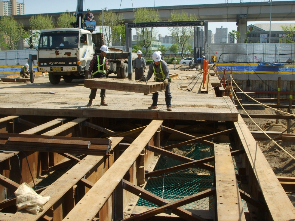 흙막이 가시설 6. 복공판설치 - (5) 복공판 설치