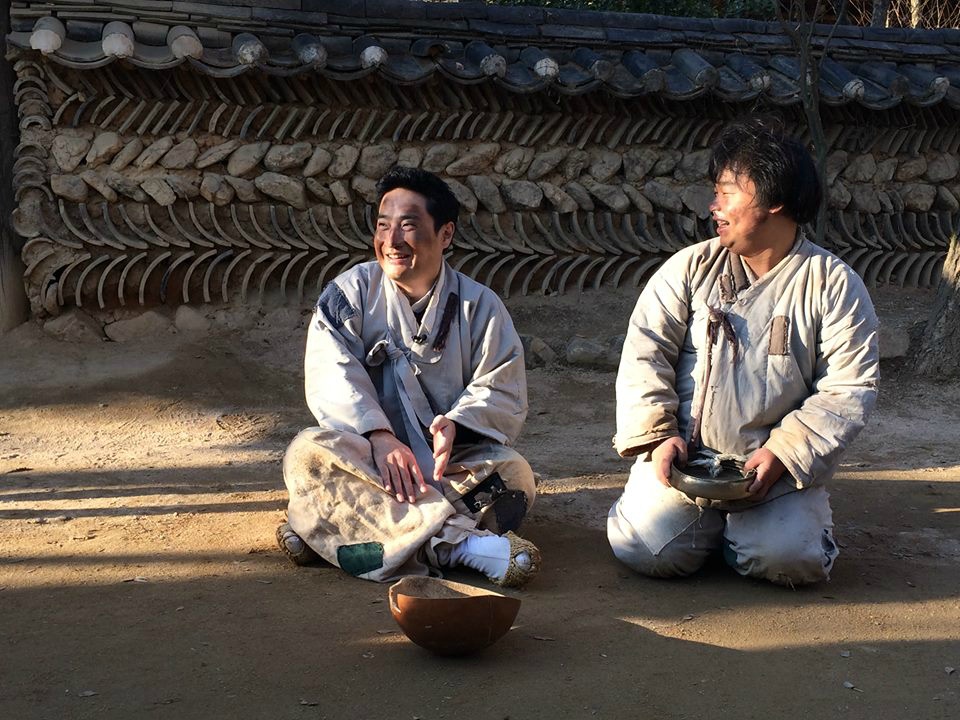 요즘 핫한 한국 민속촌의 거지 알바.jpg