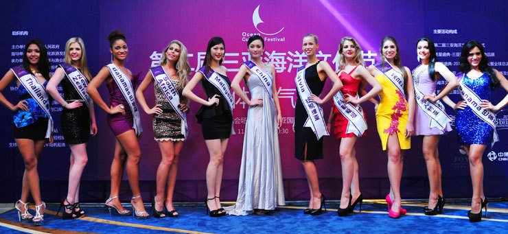 싼야에서 열린 국제 해양 문화 축제에 참석한 요트 모델 선발대회 참가자들.