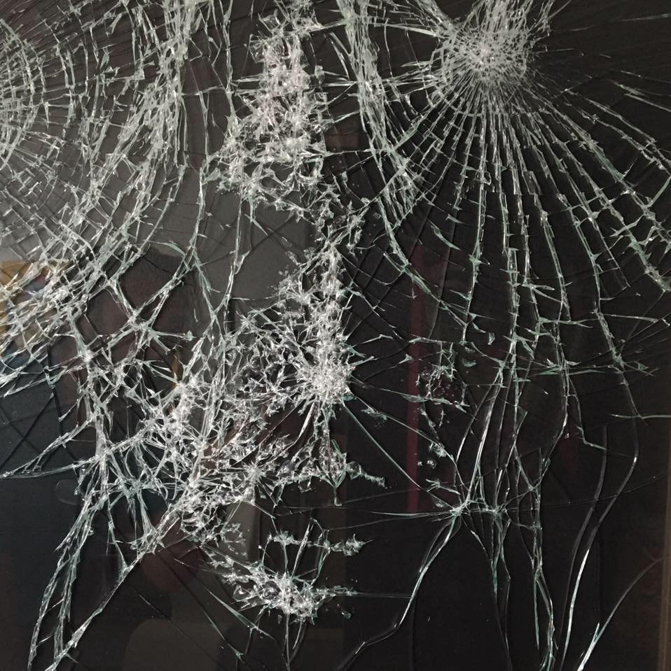 битое разноцветное стекло. стекло в картинах художников. симон бергер художник. саймон бергер художник по стеклу. разбитые осколки.