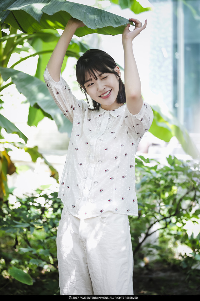 아이유 리메이크 앨범 ＜꽃갈피 둘＞ 자켓 촬영 스케치 - 공식사진